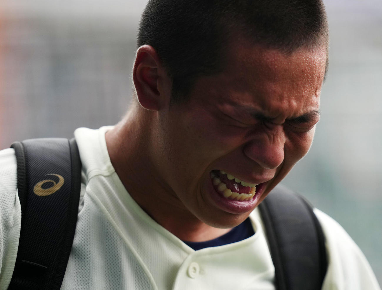 日大三対おかやま山陽　涙を流し甲子園を後にする日大三・安田（撮影・横山健太）