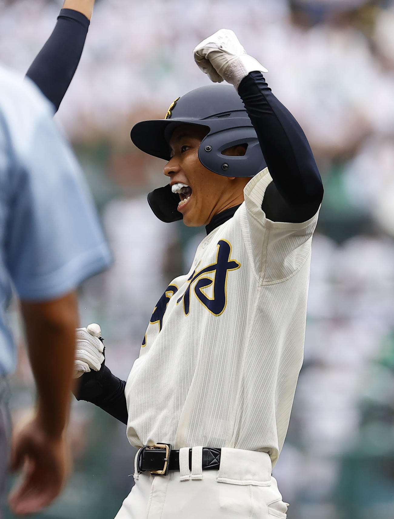 神村学園対北海　1回表神村学園2死一、三塁、上川床は右前に適時打を放ちガッツポーズをする（撮影・藤尾明華）