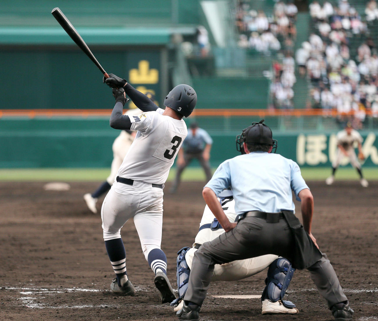 神村学園対北海　5回裏北海1死一塁、熊谷は左中間越え2点本塁打を放つ（撮影・上山淳一）