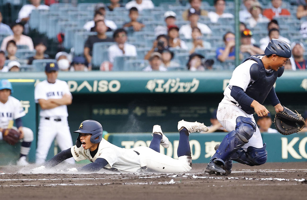 神村学園対北海　6回表神村学園2死一、三塁、打者松尾大とき重盗を決める三走上川床（撮影・藤尾明華）
