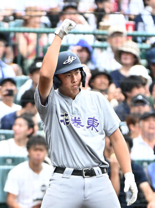 花巻東対智弁学園　1回表1死満塁、千葉は先制の左適時二塁打を放つ（撮影・石井愛子）