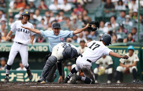 神村学園対北海　2回裏北海1死二塁、岡田の左前適時打で生還する二走小保内（手前）。捕手品川（撮影・上山淳一）