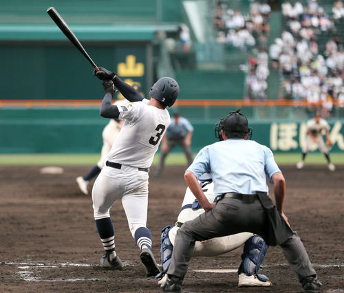 神村学園対北海　5回裏北海1死一塁、熊谷は左中間越え2点本塁打を放つ（撮影・上山淳一）