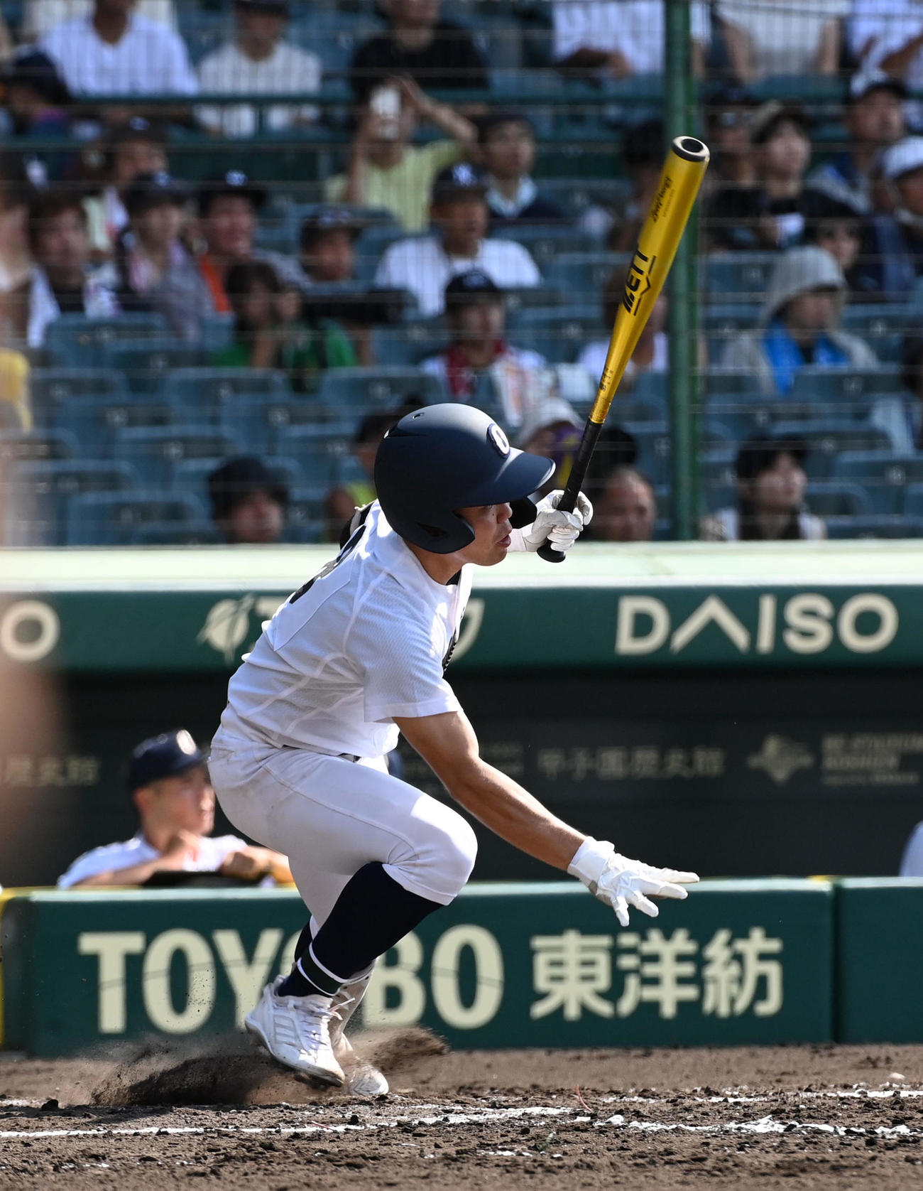 沖縄尚学対創成館　7回表沖縄尚学2死一塁、知花は左中間へ先制適時二塁打を放つ（撮影・前岡正明）