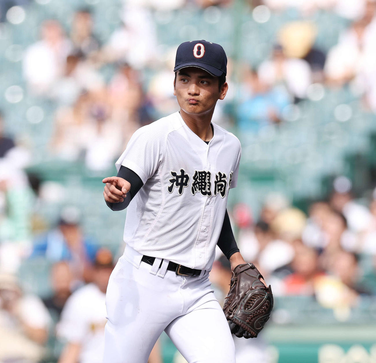沖縄尚学対創成館　4回裏を無失点に抑え、指をさす沖縄尚学・東恩納（撮影・宮地輝）