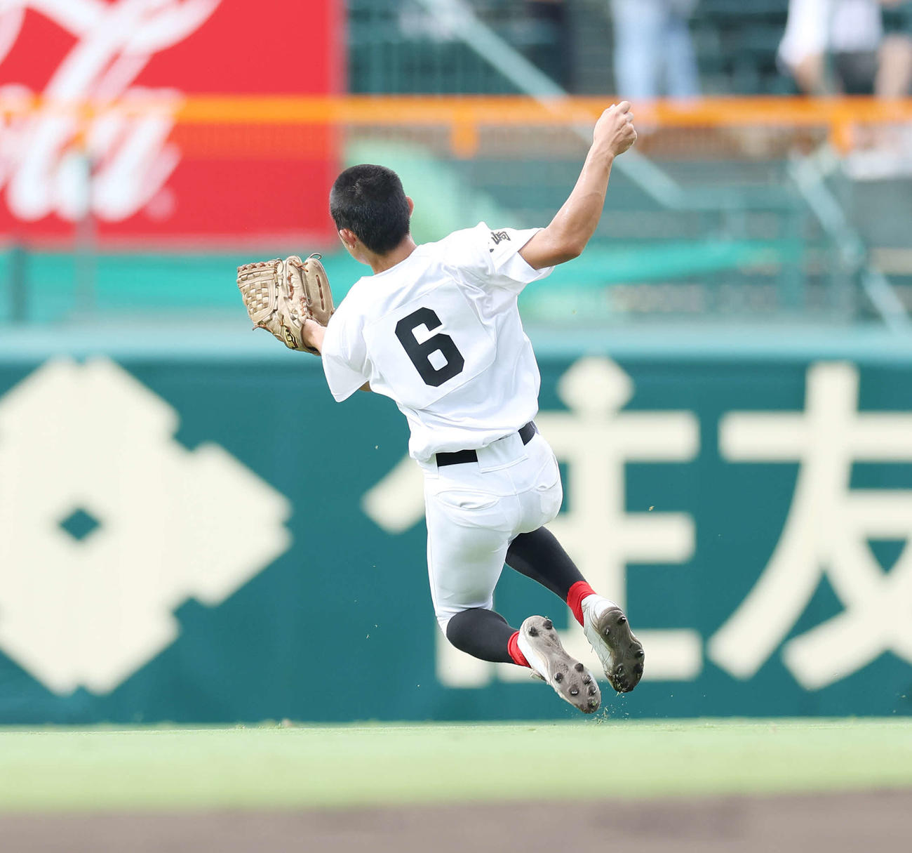 沖縄尚学対創成館　4回表沖縄尚学1死、宮平の遊飛を好捕する川崎（撮影・宮地輝）