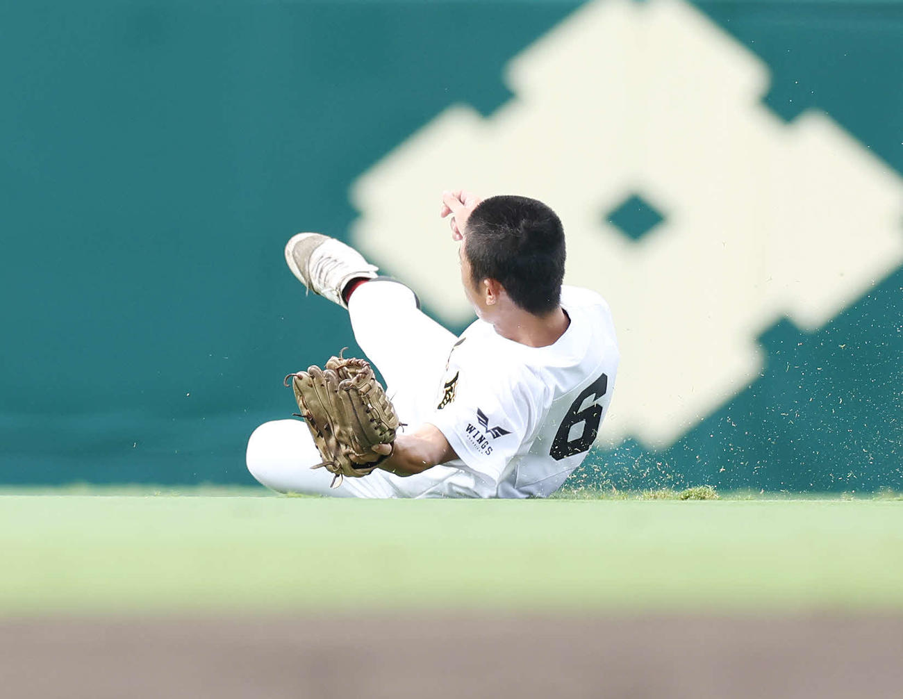 沖縄尚学対創成館　4回表沖縄尚学1死、宮平の遊飛を好捕する川崎（撮影・宮地輝）