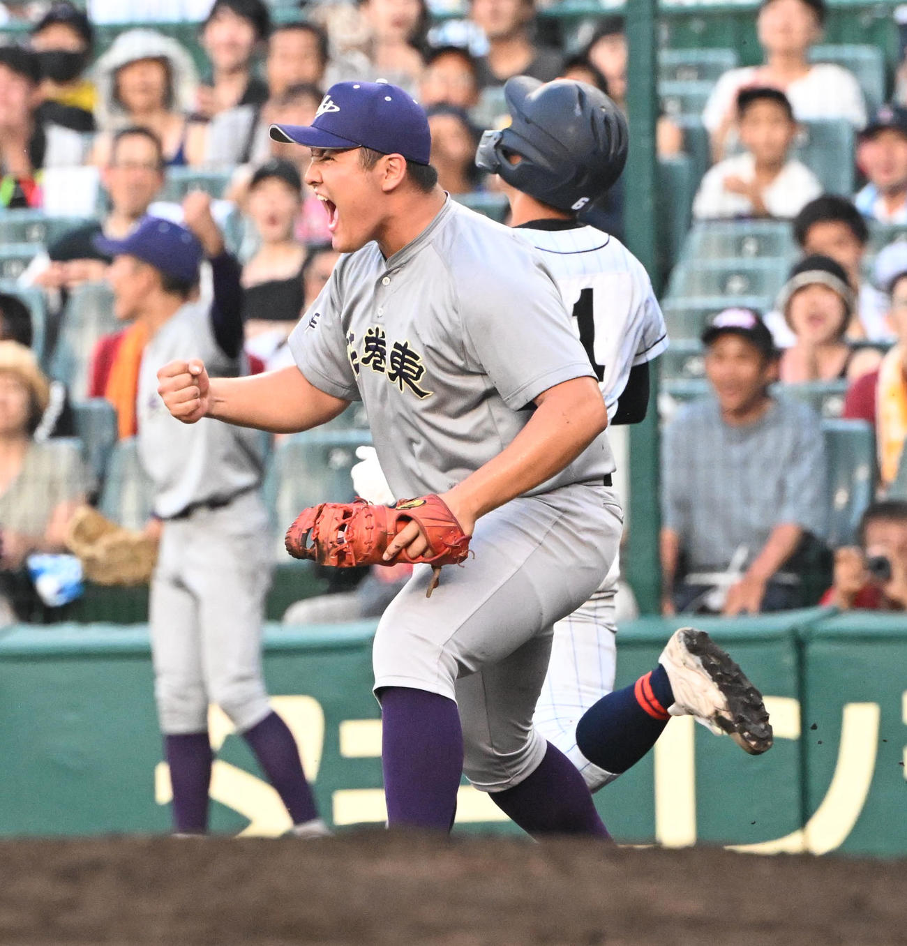 13日、クラーク対花巻東　9回表クラーク無死一塁、新岡を二ゴロ併殺に打ち取りガッツポーズする一塁手佐々木麟