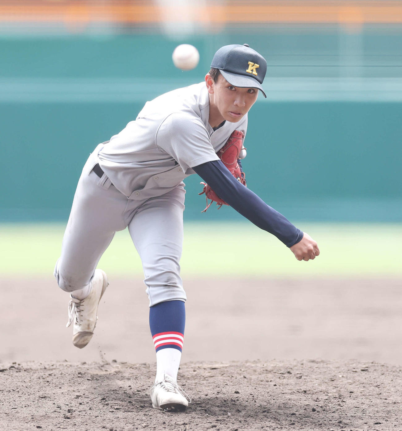 慶応対広陵　慶応先発の小宅（撮影・宮地輝）