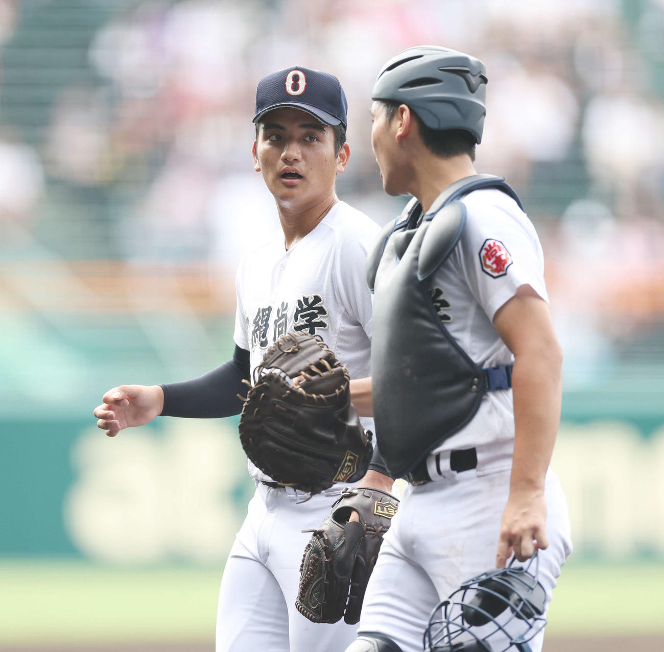 沖縄尚学対創成館　2回裏を無失点に抑え、沖縄尚学・大城和（右）と話す東恩納（撮影・宮地輝）