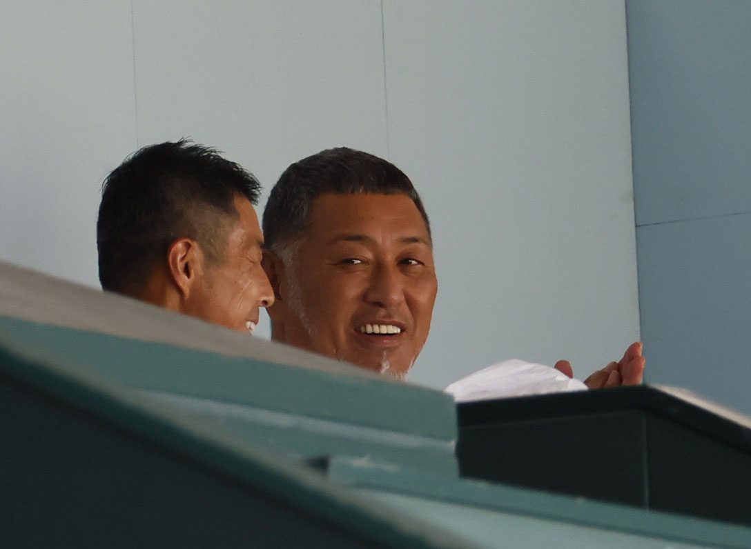 慶応対広陵　息子の慶応清原勝児の応援に駆けつけ、勝ち越しに手をたたく清原和博氏（撮影・藤尾明華）