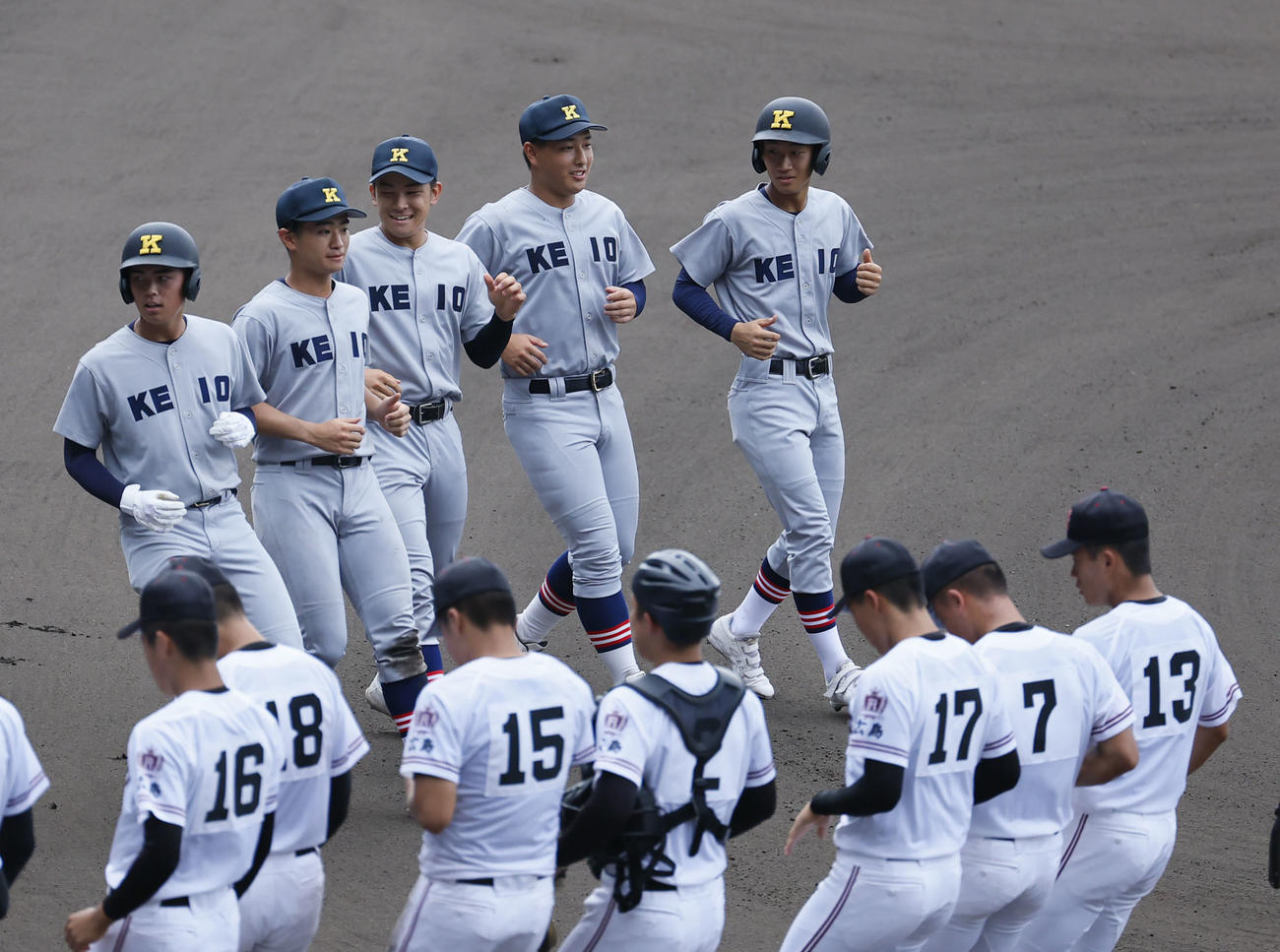 慶応対広陵　広陵戦に臨む慶応清原（奥右から2人目）（撮影・藤尾明華）