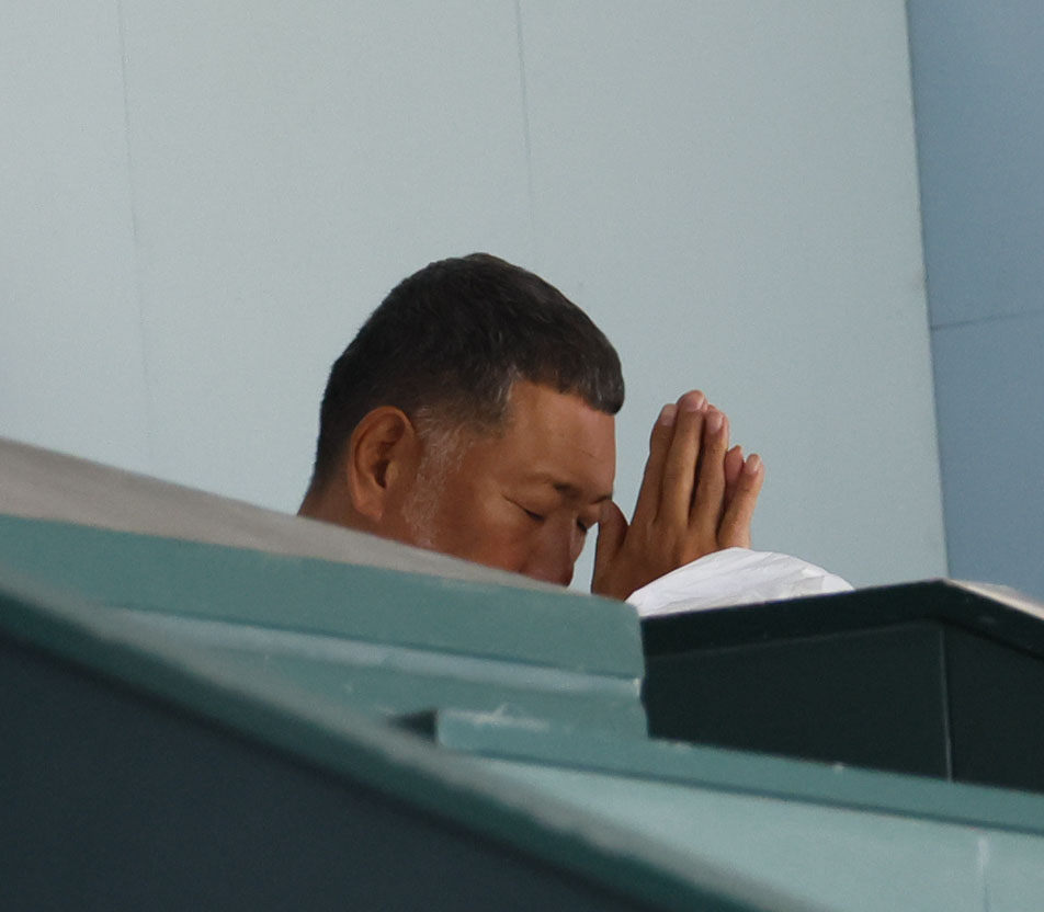 慶応対広陵　息子の慶応清原勝児の応援に駆けつけ、手を合わせる清原和博氏（撮影・藤尾明華）