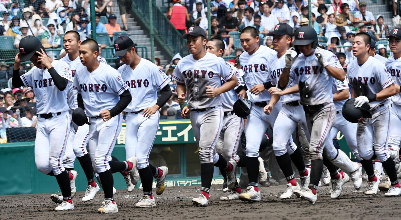 慶応対広陵　10回、延長タイブレークで慶応に敗れ整列に向かう広陵ナイン（撮影・前岡正明）