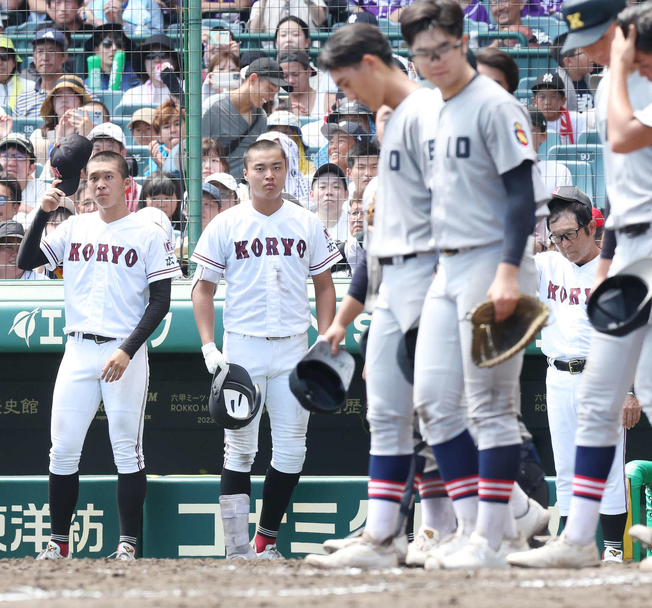 慶応対広陵　敗れて厳しい表情の広陵・真鍋（左から2人目）（撮影・宮地輝）