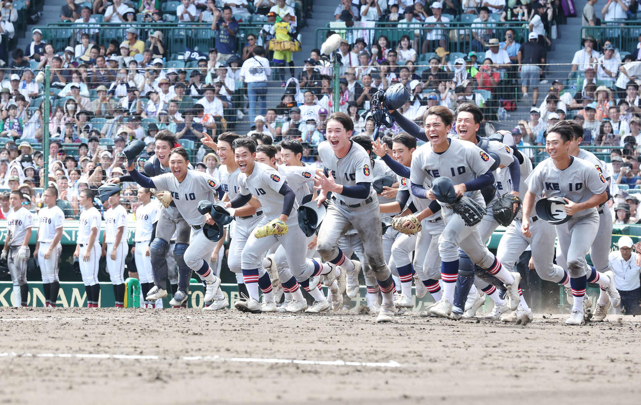 慶応対広陵　勝利し、笑顔で駆け出す慶応ナイン（撮影・宮地輝）