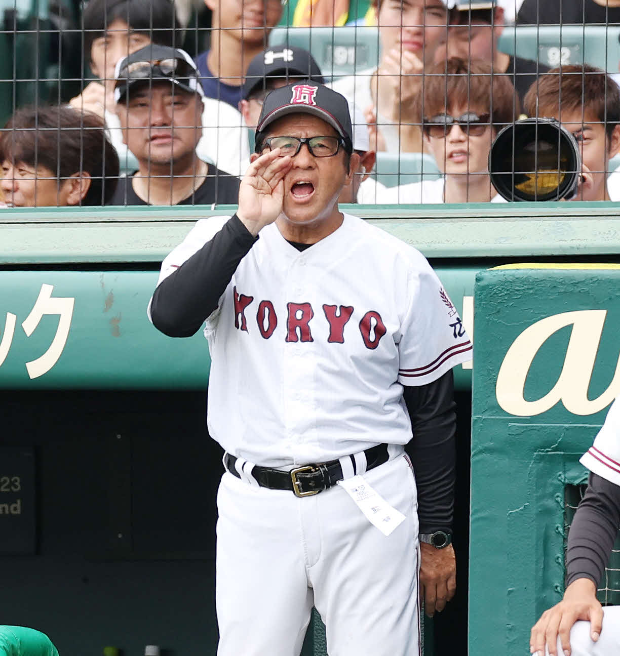 慶応対広陵　ベンチから指示を出す広陵・中井監督（撮影・宮地輝）