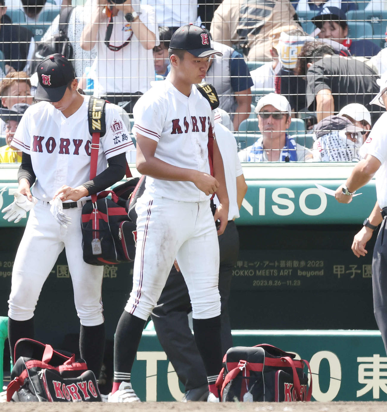 慶応対広陵　敗れ、肩を落とす広陵・真鍋（撮影・宮地輝）