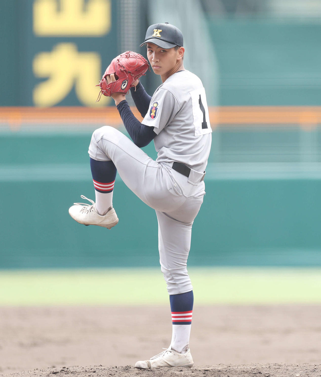 慶応対広陵　慶応先発の小宅（撮影・宮地輝）