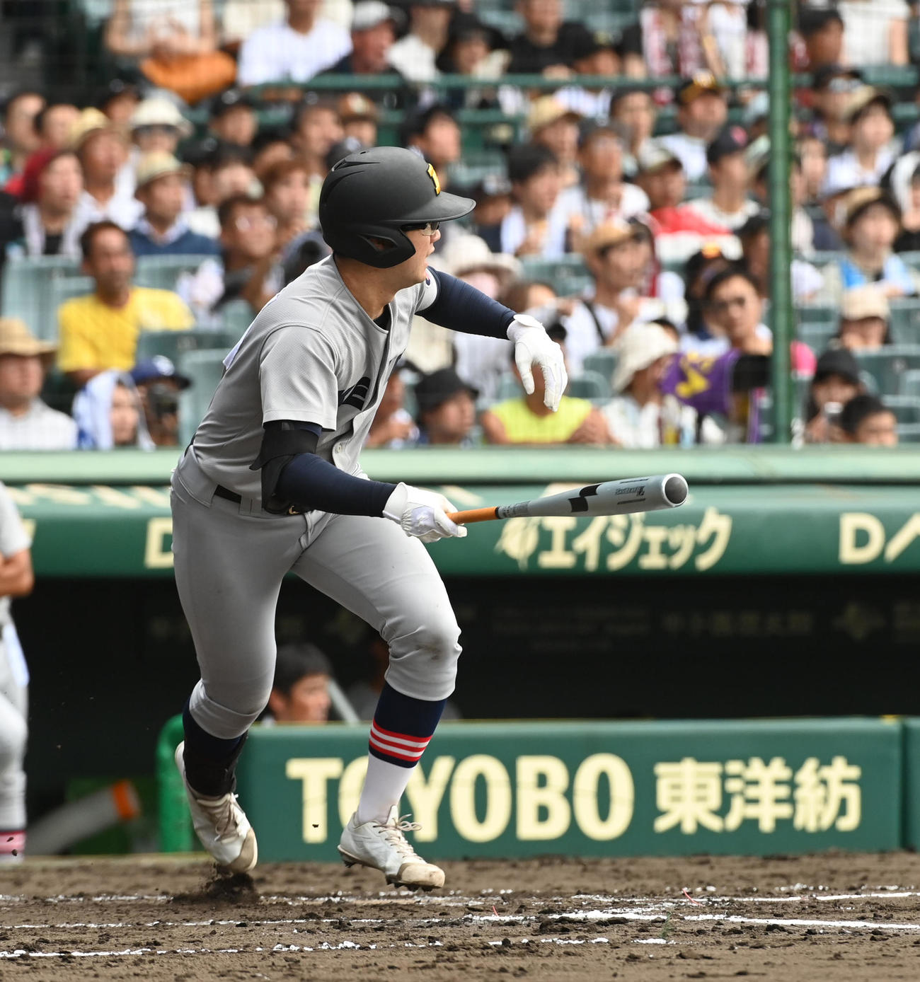 慶応対広陵　1回表慶応2死二、三塁、延末は先制の左前2点適時打を放つ（撮影・前岡正明）