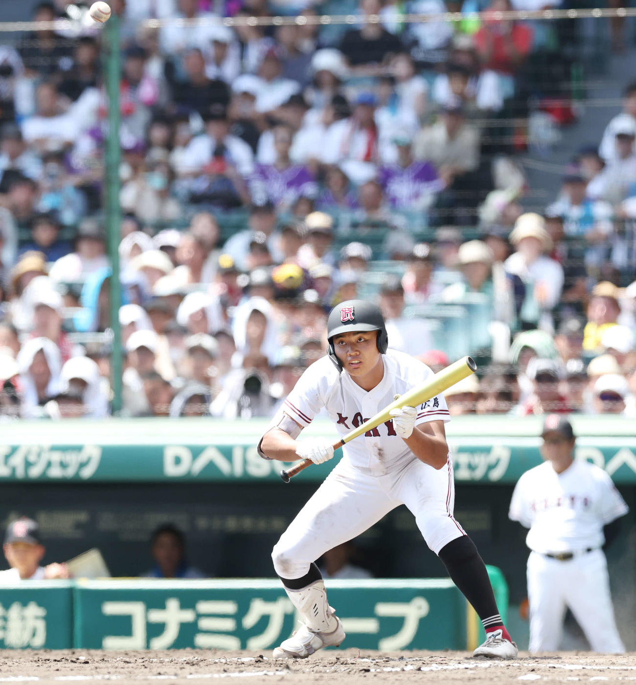 慶応対広陵　9回裏広陵無死一塁、送りバントするも三飛の真鍋（撮影・宮地輝）
