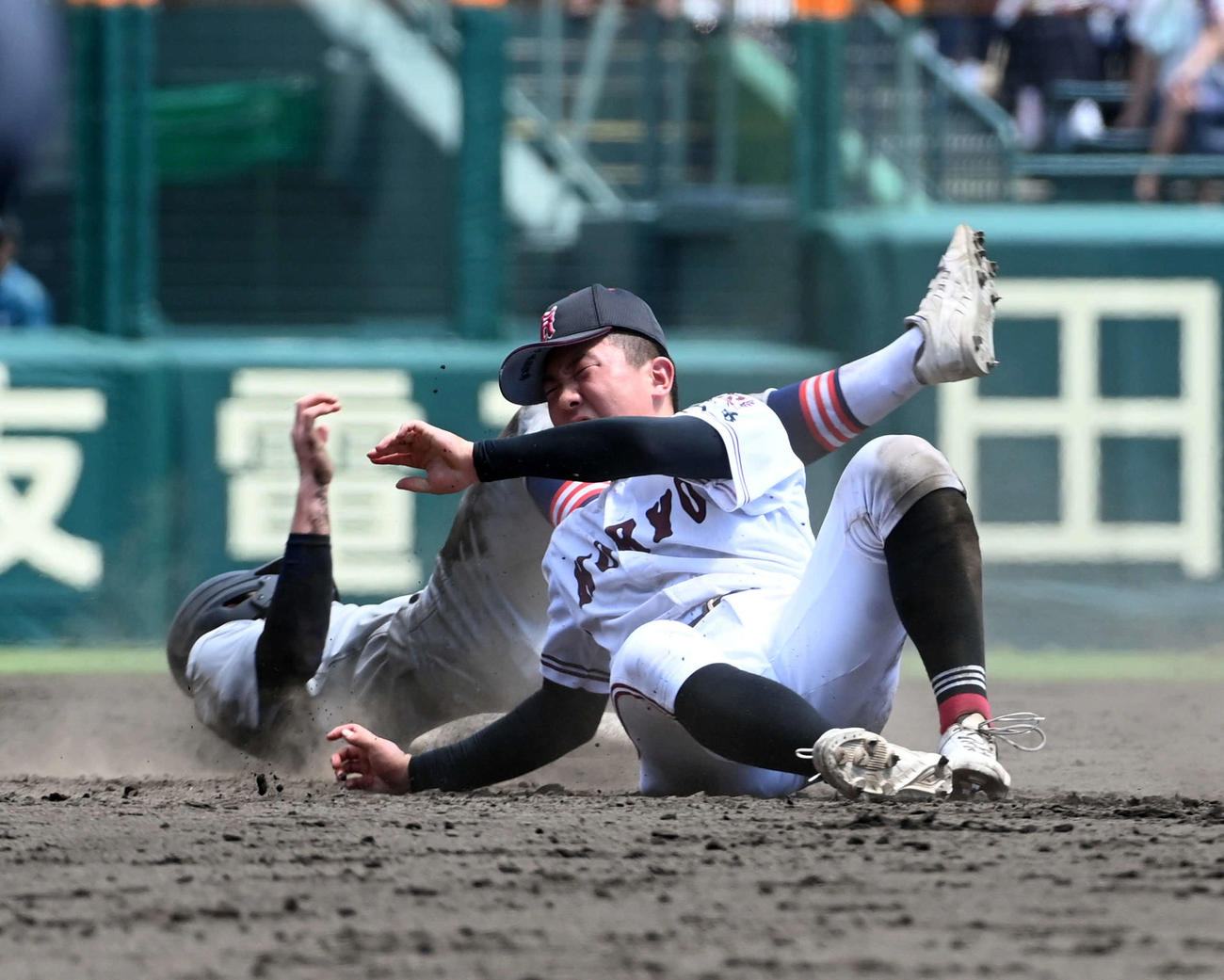 慶応対広陵　10回表慶応無死満塁、渡辺の二ゴロを広陵・松下が二塁へ悪送球、一塁走者丸田を封殺できず。野手小林（撮影・前岡正明）