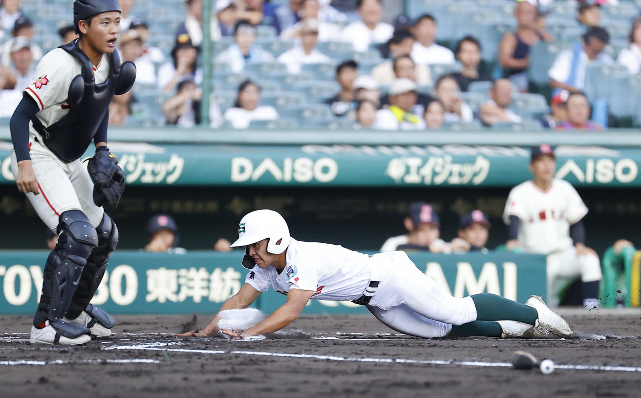 専大松戸対土浦日大　1回表専大松戸1死一、三塁、広川陽大のスクイズで生還する清水友（撮影・藤尾明華）