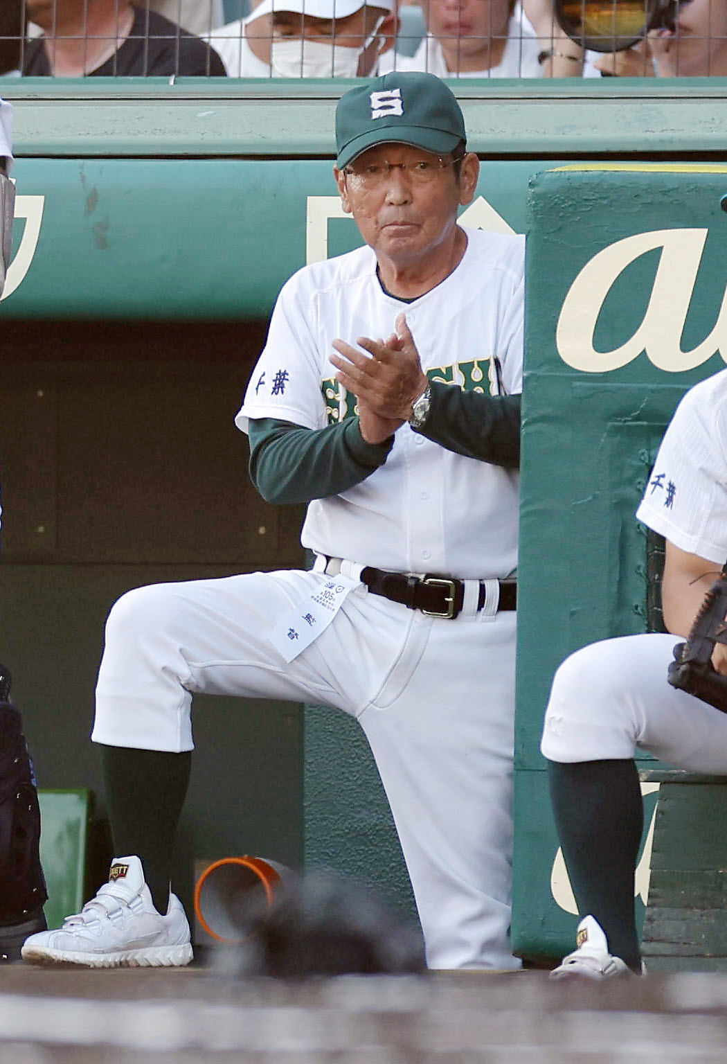 専大松戸対土浦日大　1回表専大松戸1死二、三塁、太田の適時打で先制し、ベンチで拍手する持丸監督（撮影・前田充）
