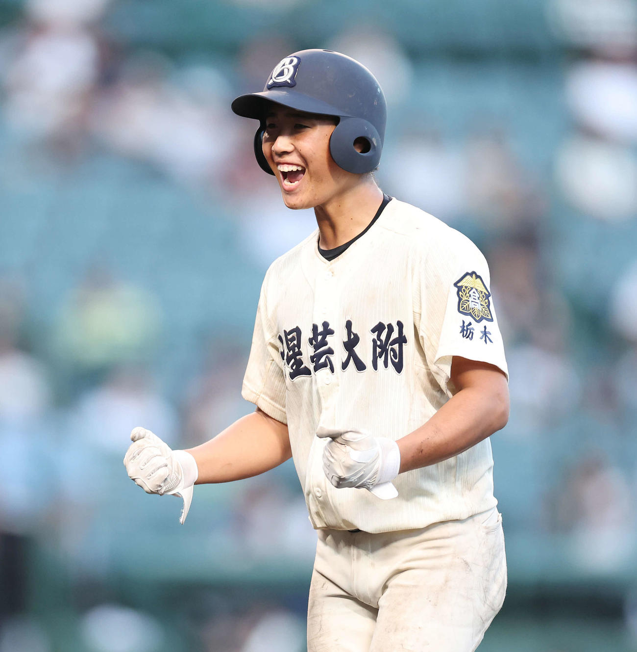 11日、宮崎学園との2回戦で右前適時打を放ち、ガッツポーズする文星芸大付・黒崎翔太