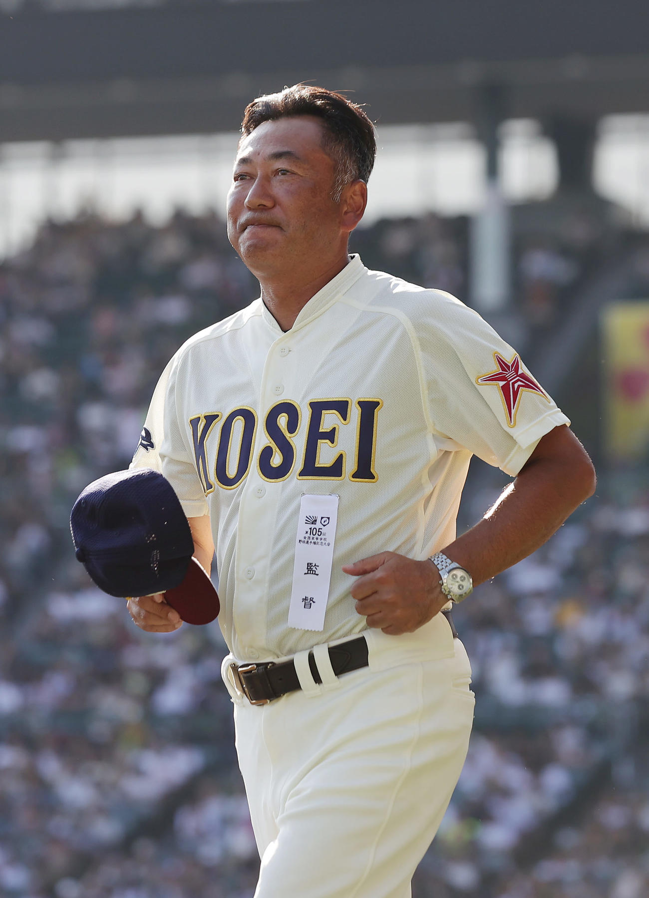 文星芸大付対八戸学院光星　文星芸大付に勝利し、アルプススタンドの応援団にあいさつに向かう八戸学院光星・仲井監督（撮影・前田充）