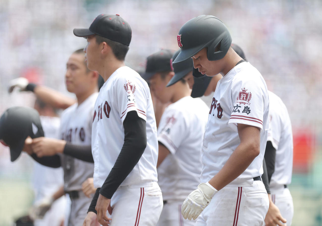 慶応対広陵　慶応に敗れ、悔しそうに整列に向かう真鍋（右）ら広陵ナイン（撮影・前田充）