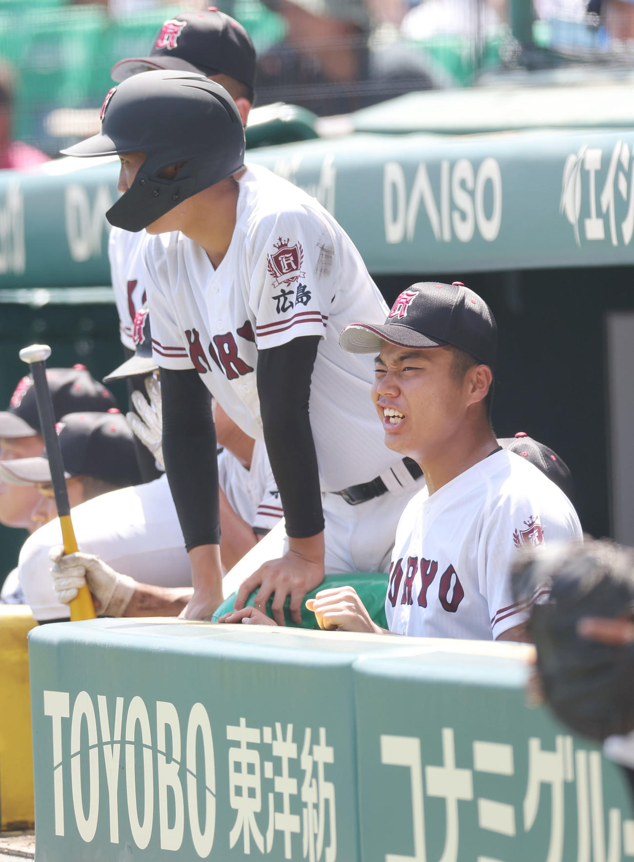 慶応対広陵　10回裏、ベンチから声を出し仲間を鼓舞する真鍋（右）ら広陵ナイン（撮影・前田充）