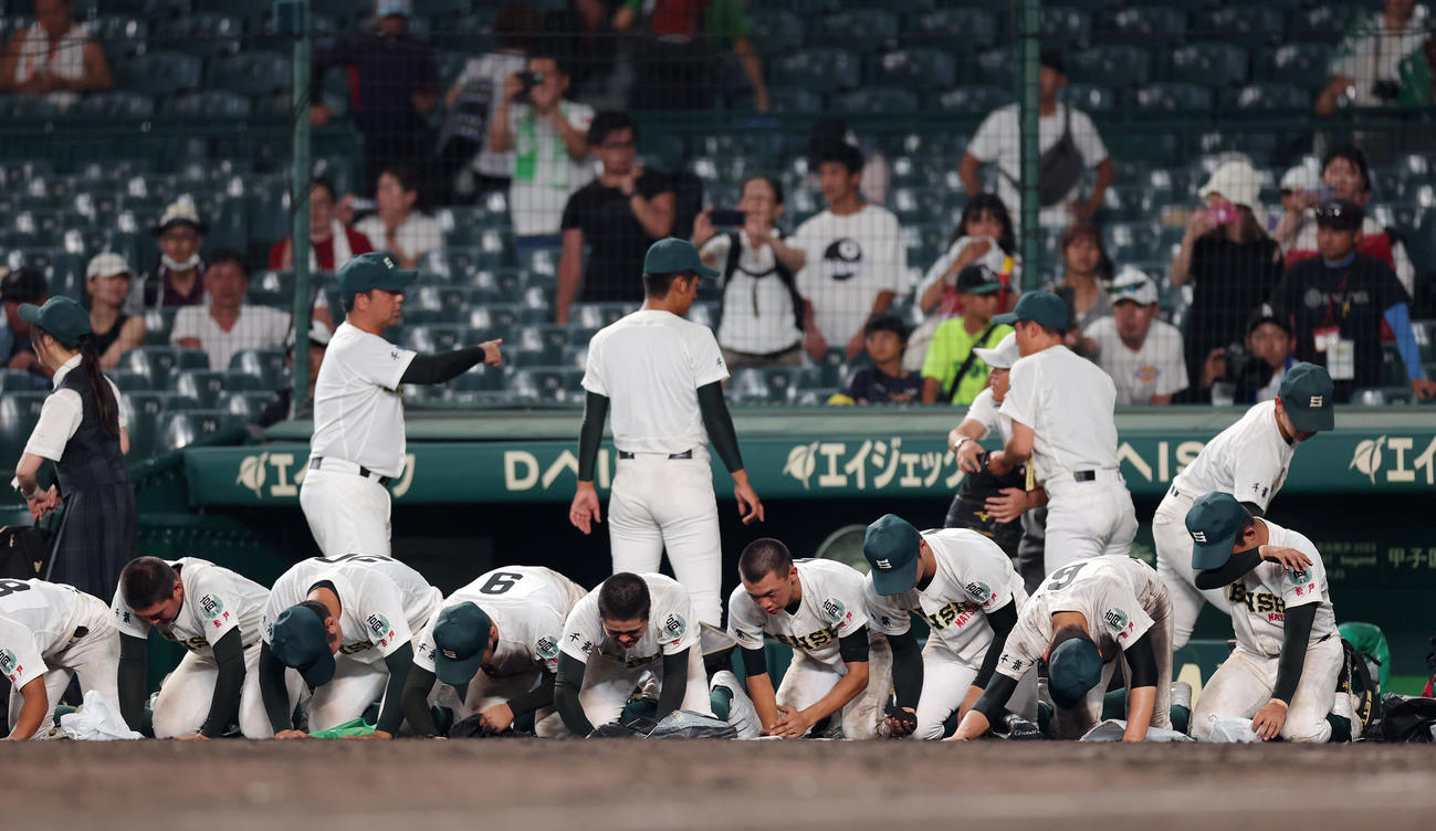 専大松戸対土浦日大　土浦日大に敗れ、涙ながらに甲子園球場の土を集める専大松戸の選手たち（撮影・前田充）
