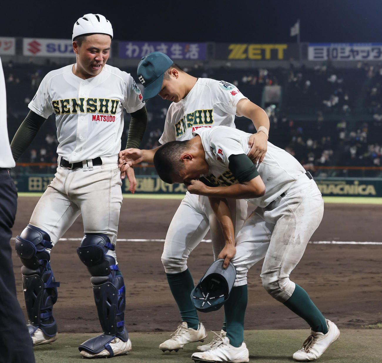 専大松戸対土浦日大　土浦日大に敗れ泣きじゃくる専大松戸・大森（右）（撮影・藤尾明華）