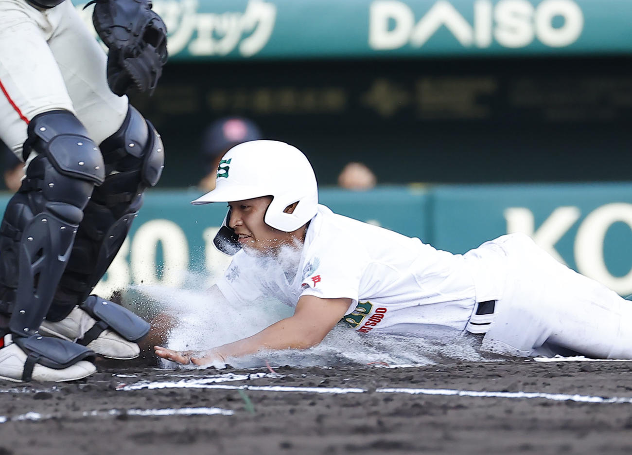 専大松戸対土浦日大　1回表専大松戸1死一、三塁、広川陽大のスクイズで生還する清水友（撮影・藤尾明華）