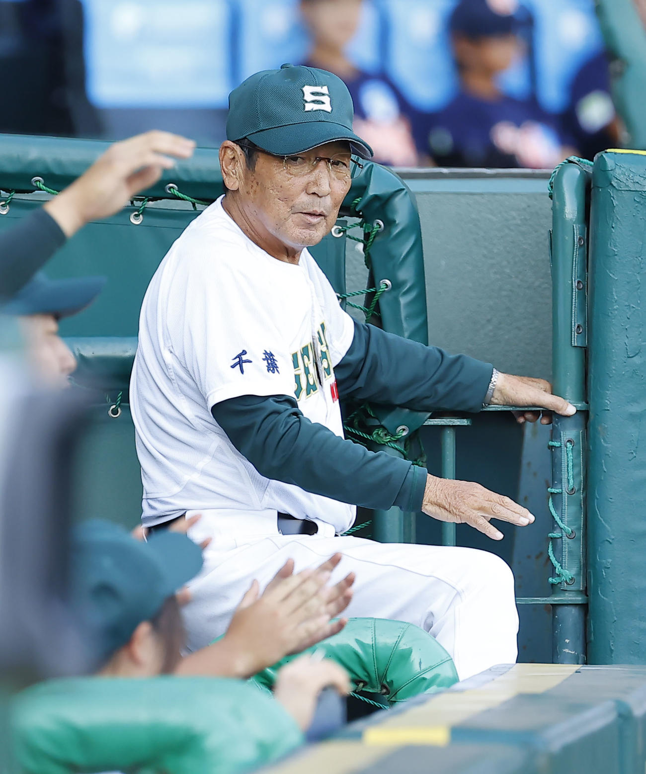専大松戸対土浦日大　1回、指示を出す専大松戸・持丸監督（撮影・藤尾明華）