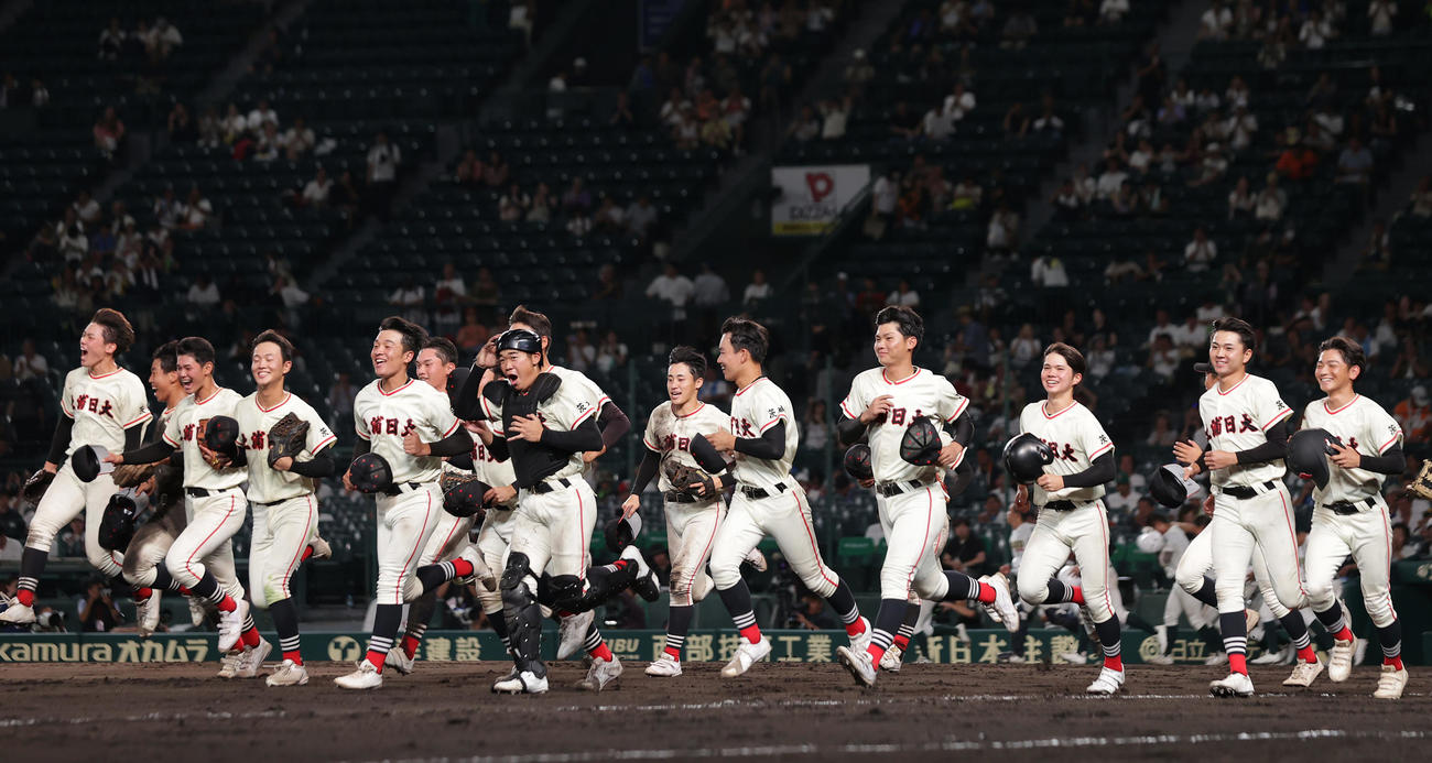 専大松戸対土浦日大　専大松戸に勝利し、アルプススタンドに向かって笑顔で駆けだす土浦日大ナイン（撮影・前田充）