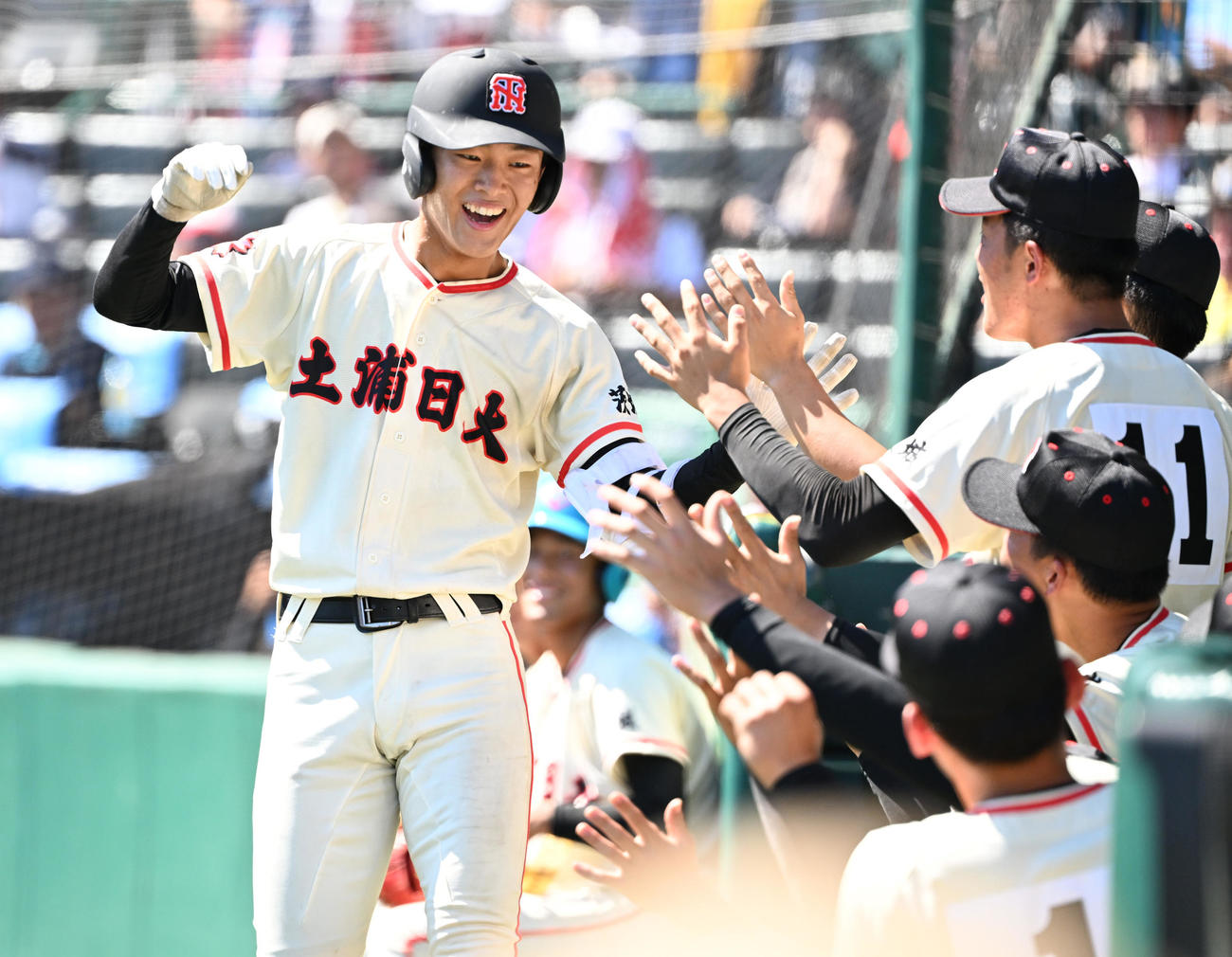 土浦日大対九州国際大付　3回表土浦日大1死、左越え先制ソロ本塁打を放ち笑顔で生還する大井（撮影・清水貴仁）