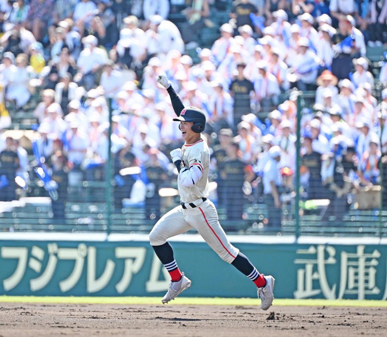 土浦日大対九州国際大付　3回表土浦日大1死、左越え先制ソロ本塁打を放つ大井（撮影・清水貴仁）