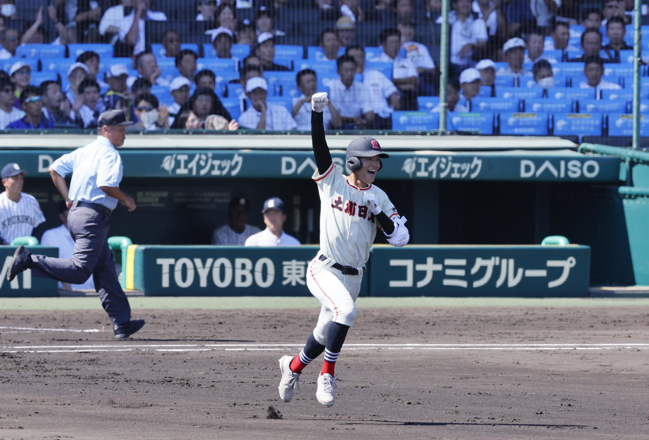 土浦日大対九州国際大付　3回表土浦日大1死、左越えに先制の本塁打を放ちガッツポーズをする大井（撮影・藤尾明華）