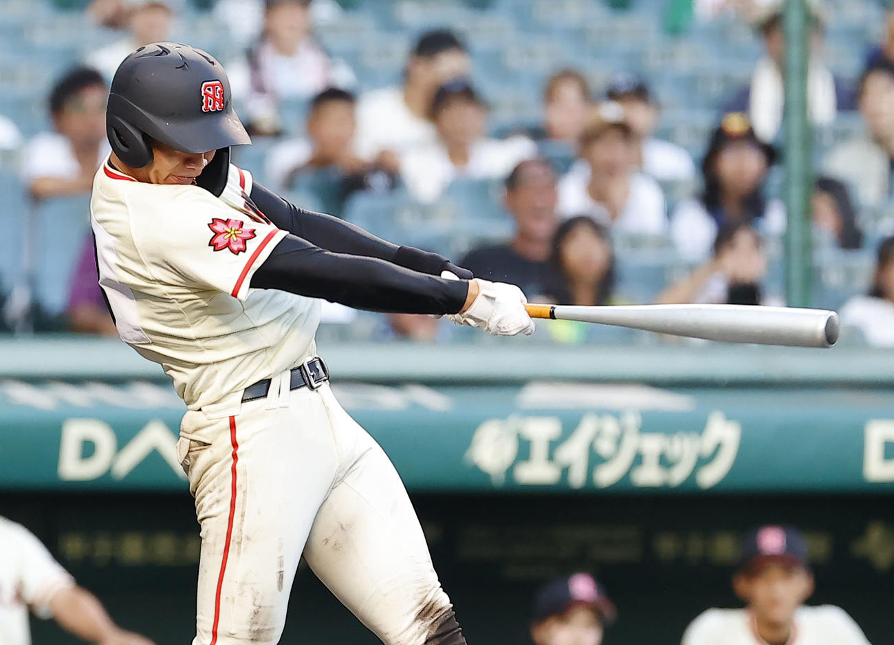 専大松戸対土浦日大　4回裏土浦日大2死一、二塁、香取は左前に同点の適時打を放つ（撮影・藤尾明華）