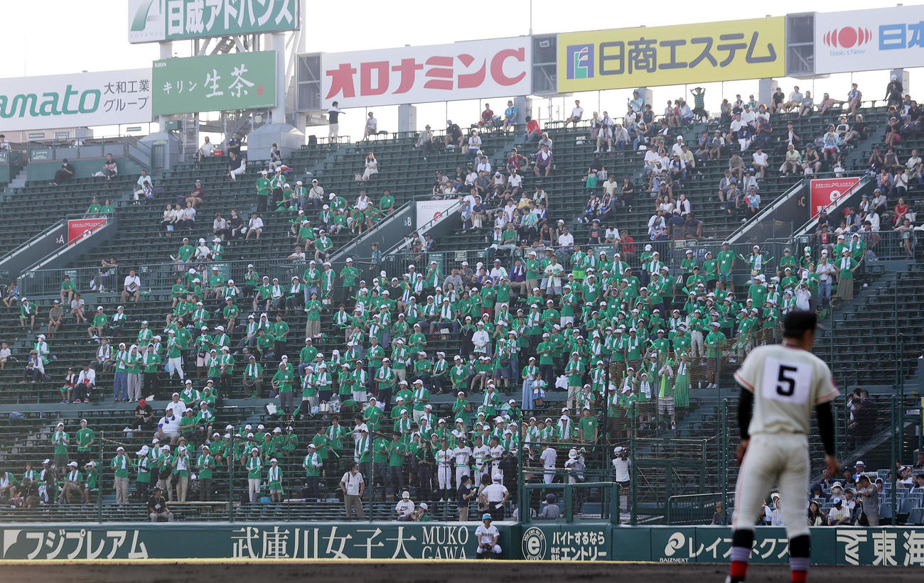 専大松戸対土浦日大　1回表、大半が試合開始に間に合わない中、選手に声援を送る専大松戸の応援団（撮影・前田充）