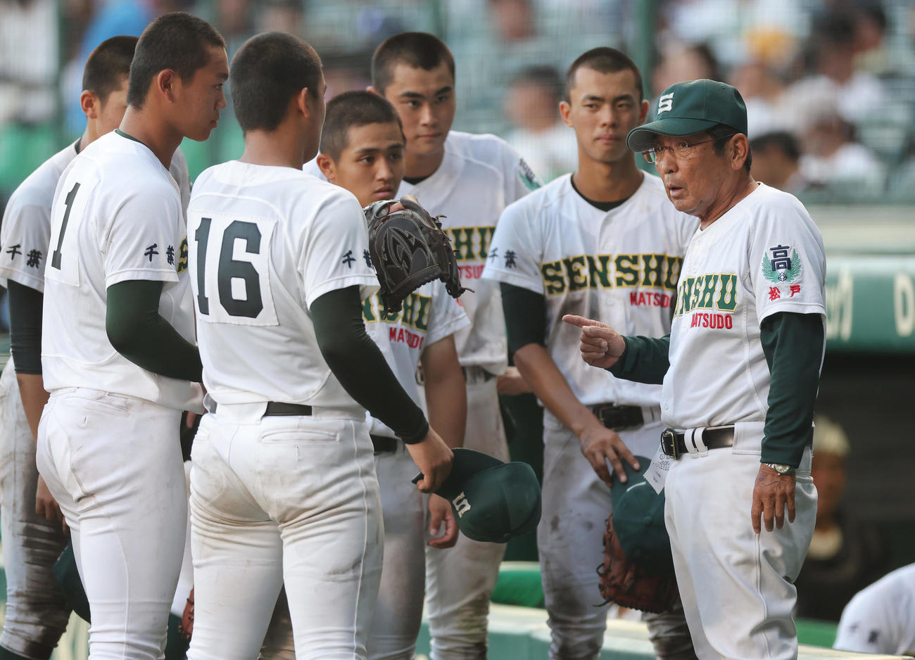 専大松戸対土浦日大　4回裏の守備を終えたナインに話す専大松戸・持丸監督（右端）（撮影・前田充）