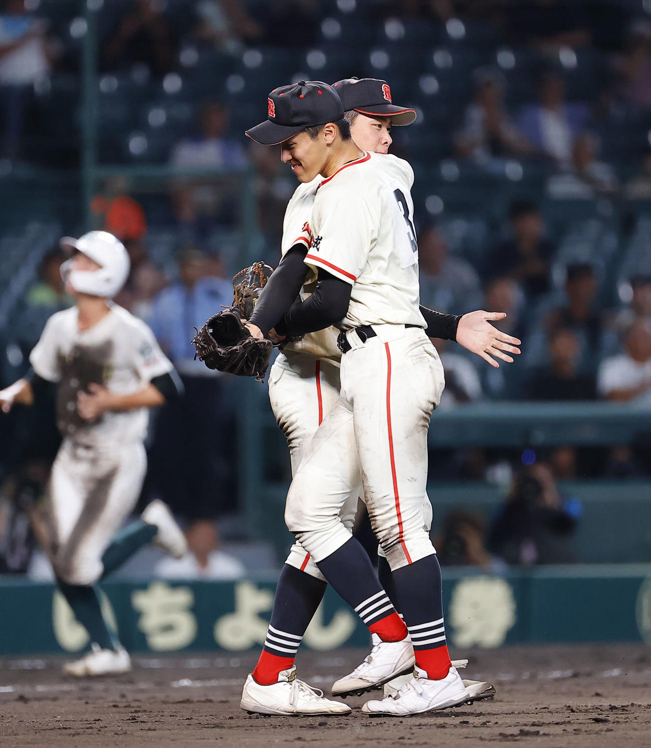専大松戸対土浦日大　専大松戸に勝利し、抱き合う土浦日大藤本士生（奥）と松田（撮影・藤尾明華）