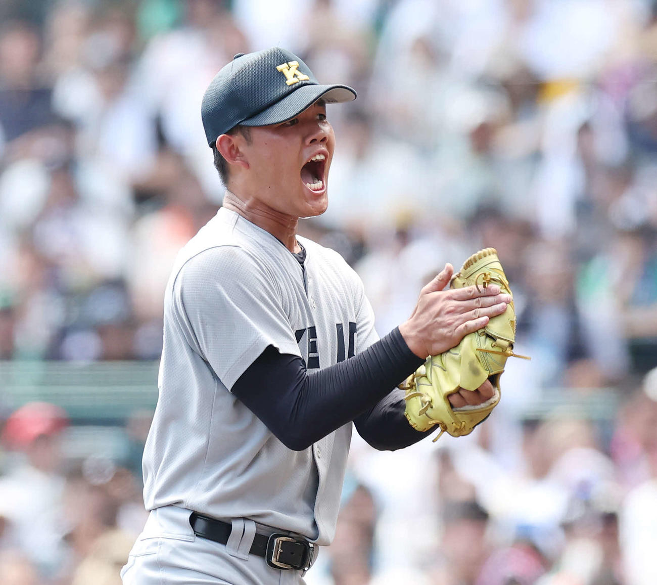 慶応対広陵　10回裏広陵2死満塁、田上を空振り三振にし、雄たけびを上げる松井（撮影・宮地輝）