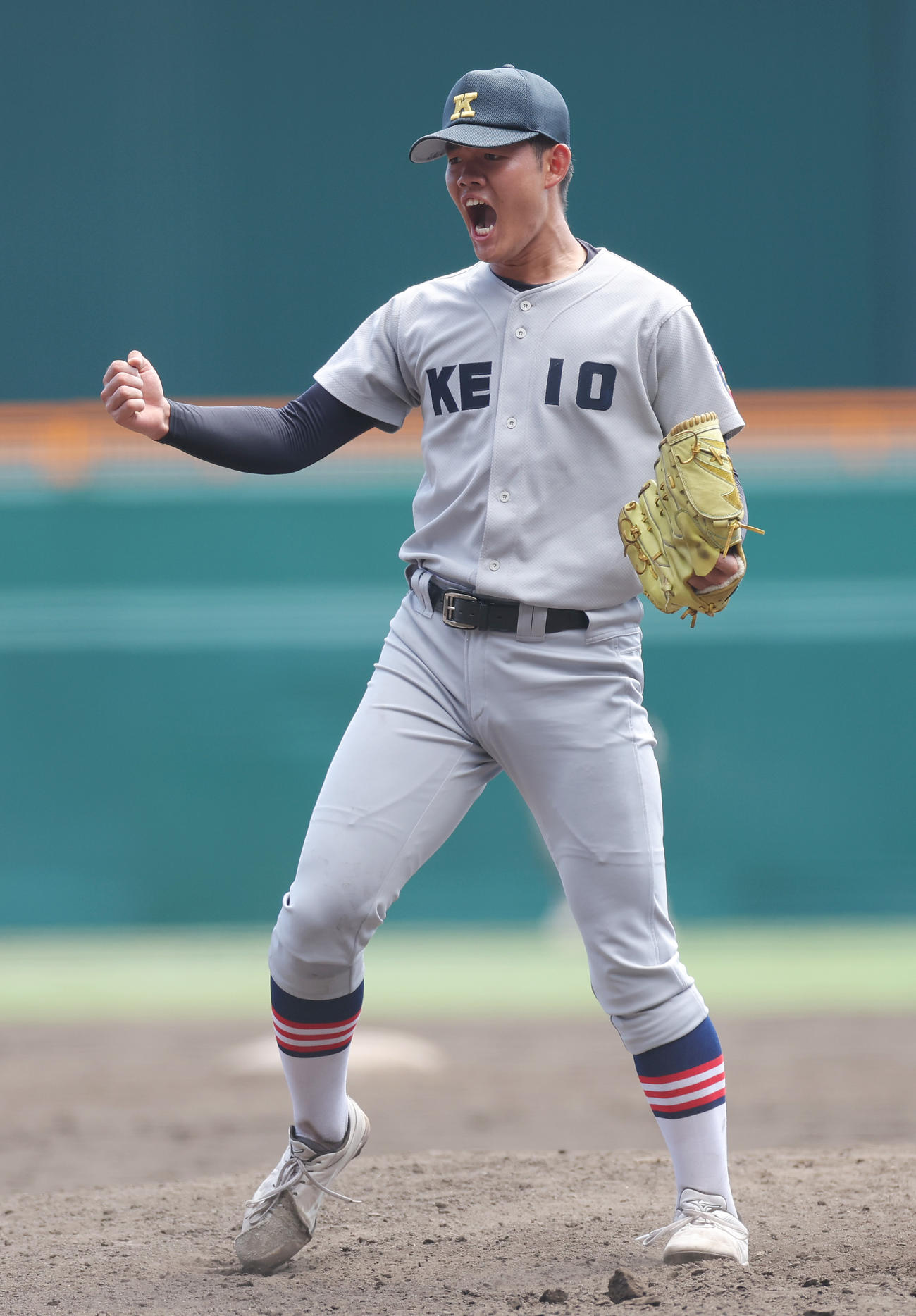 慶応対広陵　10回裏広陵2死満塁、田上を空振り三振に仕留め、ガッツポーズで雄たけびを上げる松井（撮影・前田充）