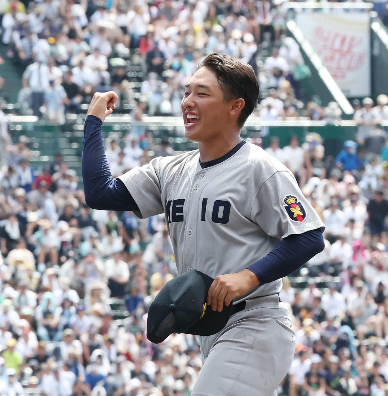 慶応対広陵　勝利し、ガッツポーズする慶応・清原（撮影・宮地輝）