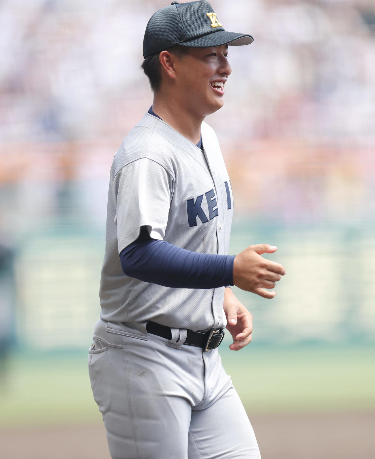 慶応対広陵　広陵に勝利し、笑顔でベンチから駆けだす慶応・清原（撮影・前田充）
