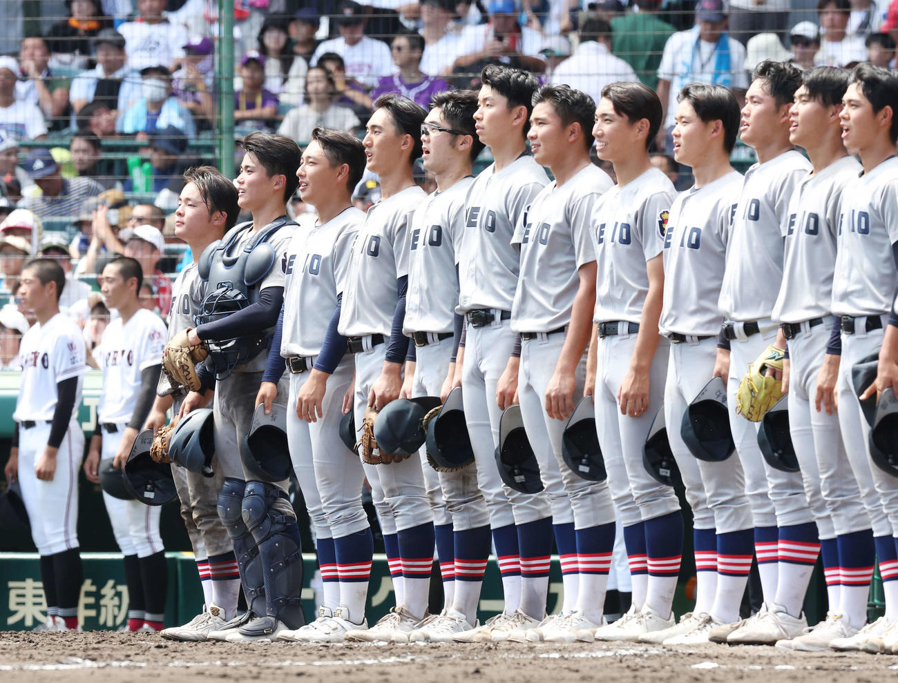 慶応対広陵　勝利し、笑顔で校歌斉唱する清原（左から3人目）ら慶応ナイン（撮影・宮地輝）