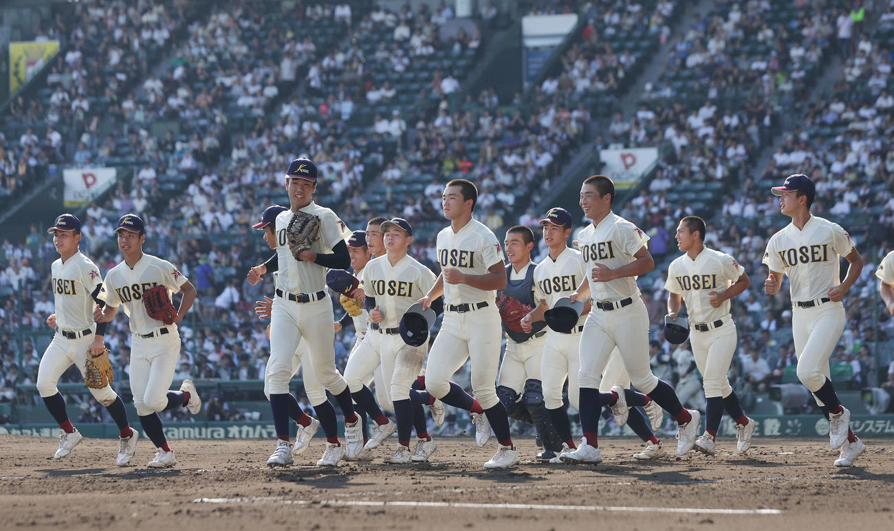 文星芸大付対八戸学院光星　文星芸大付に勝利し、アルプススタンドに向かって駆けだす八戸学院光星ナイン（撮影・前田充）